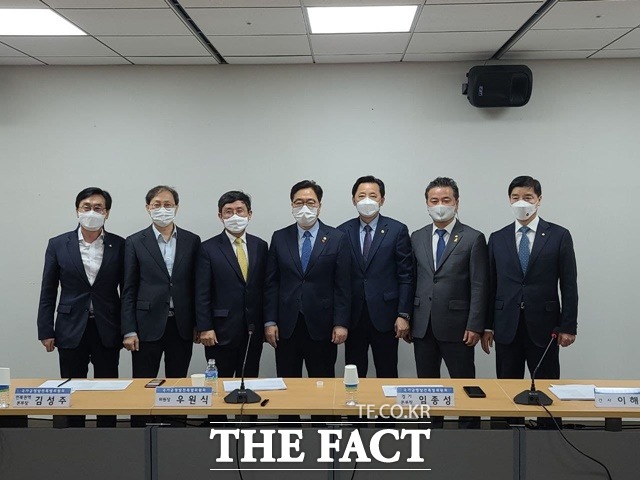 이장섭 더불어민주당 의원(왼쪽 첫 번째)이 15일 당 국가균형발전특별위원회가 이날 주최한 기획재정부·국토교통부 차관 간담회에 참석해 청주도심 관통 광역철도망 구축을 재차 촉구하며 양 기관 차관에게 건의문을 전달했다. 행사 참석자들이 기념촬영을 하고 있다./이장섭 의원실 제공