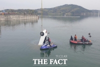  논산 저수지에 승용차 추락해 대학생 5명 숨져