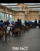  [단독]부산 골프장 직원 37명, '방역 위반' 레스토랑 단체 조식