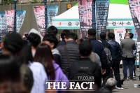  코로나 검사 위해 길게 늘어선 줄 [포토]