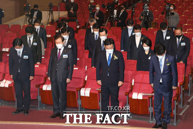 세월호 참사 7주기인 16일 의원총회 참석자들이 묵념하고 있다.