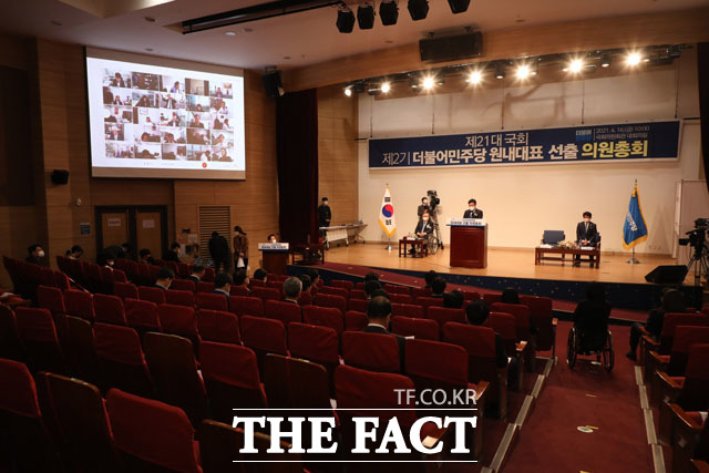 국회 내 코로나19 확산 방지를 위해 화상으로 민주당 의원들이 후보자들의 정견 발표를 화상으로 경청하고 있다.