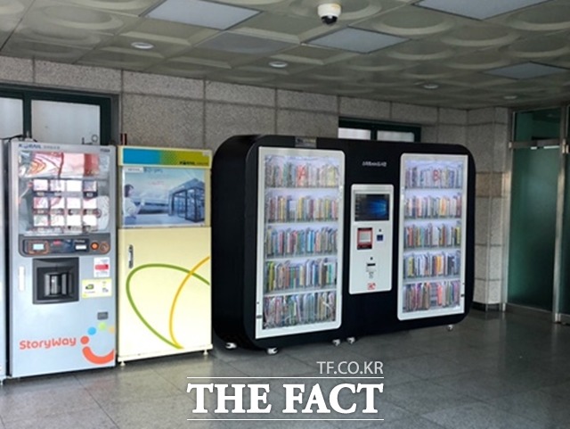 파주시가 경의중앙선 야당역에 이어 문산역에 무인도서대출기 부엉이 책장 2호를 설치했다.지난 해 4월 설치된 야당역 1호는 9,400여명이 12,000여권의 도서들 대출한 것으로 집계됐다./파주시 제공