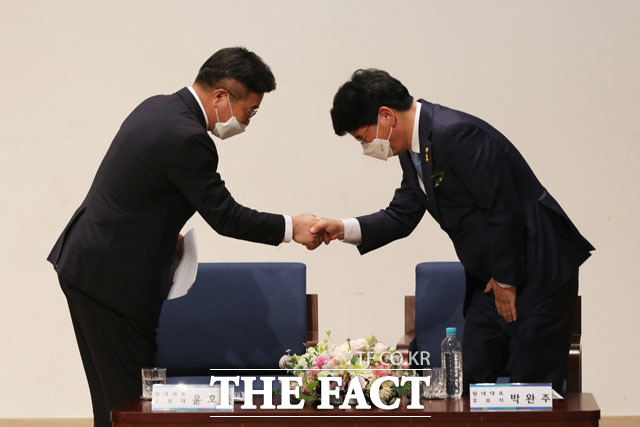 악수 나누는 윤호중-박완주 후보.