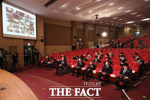 민주당 이개호 의원의 코로나19 확진으로 축소된 의원총회.