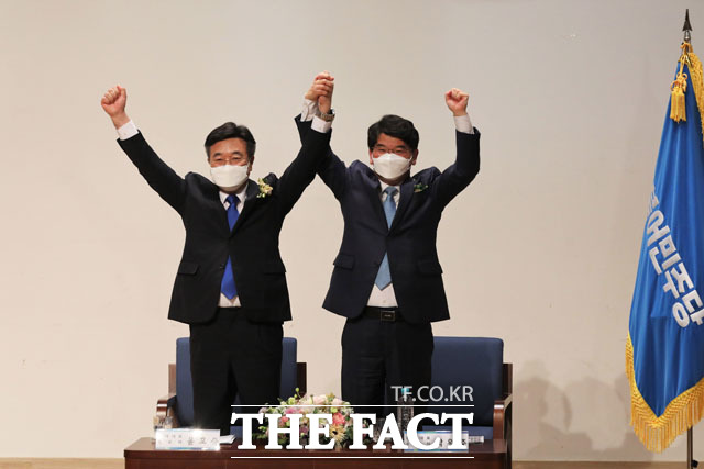 투표 앞두고 인사하는 윤호중-박완주 후보, 원내 의원들이 선택한 원내대표는 누구?