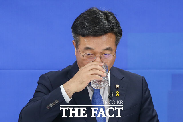 15일 더불어민주당 중앙당사에서 열린 원내대표 후보자 합동토론회에서 윤호중 후보가 물 마시는 모습. /남윤호 기자
