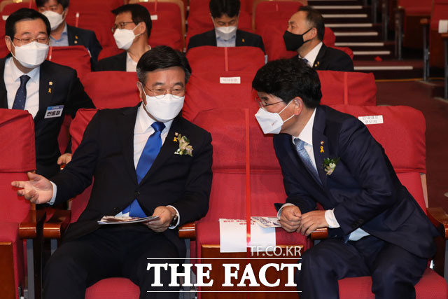 대화 나누는 윤호중-박완주 후보.