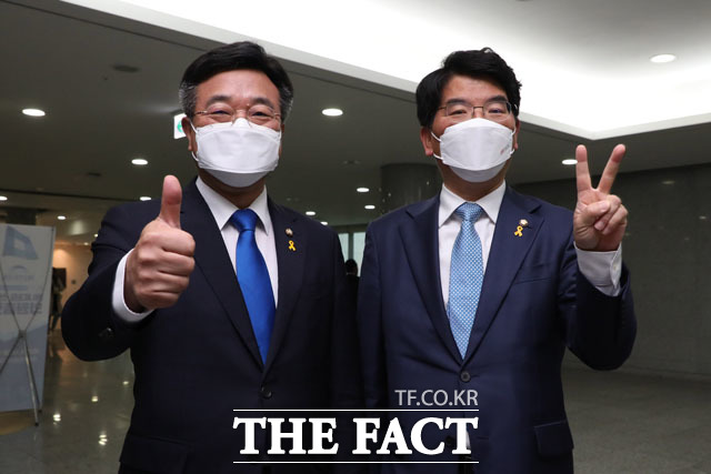 원내대표 선출 의원총회 참석하며 포즈 취하는 윤호중-박완주 후보.