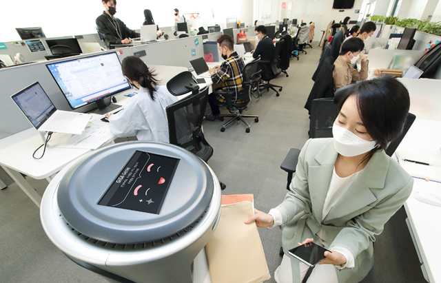 KT가 사내직원을 대상으로 AI 로봇 우편 배송 서비스를 시작했다. /KT 제공