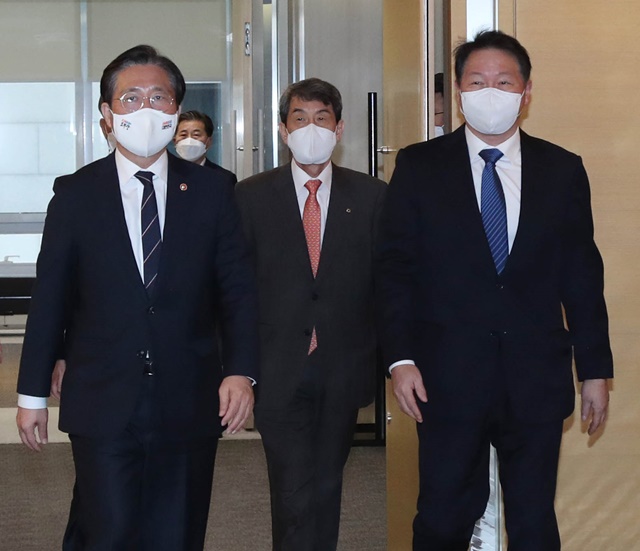 최태원 대한상의 회장(오른쪽)과 성윤모 산업통상자원부 장관이 행사장으로 이동하고 있다. /대한상의 제공