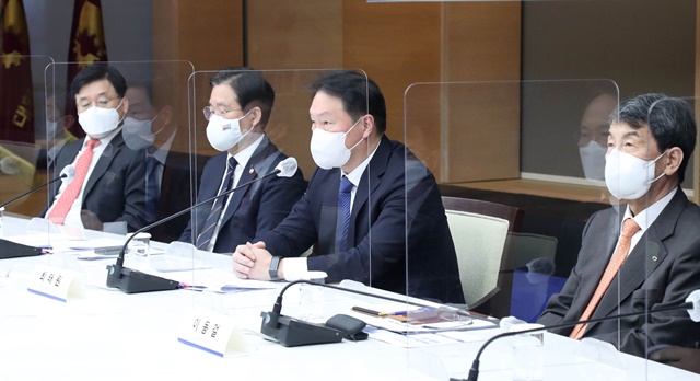 최태원 대한상공회의소(대한상의) 회장이 16일 오전 서울 중구 대한상의 회관에서 열린 탄소중립 산업전환 추진위원회 출범식에서 인사말을 하고 있다. /대한상의 제공