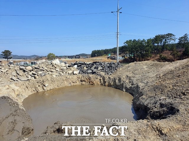 포항융합기술산업지구 건설현장에서 폐기물이 불법매립되고 있다는 주장이 제기됐다. 사진은 건설 오니와 폐콘크리트, 아스팔트 잔해 등이 방치돼 있는 모습/한국환경운동본부 경북본부 제공