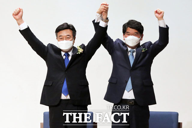 더불어민주당 원내대표 후보인 윤호중(왼쪽), 박완주 의원이 16일 오전 서울 여의도 국회 의원회관에서 열린 원내대표 선출 의원총회에 참석해 인사하고 있다. /국회=남윤호 기자