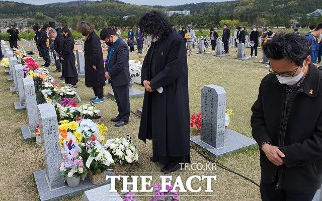 세월호 순직 교사 기억식 참가자들이 묘소에 헌화한 뒤 묵념하고 있다./대전=김성서 기자