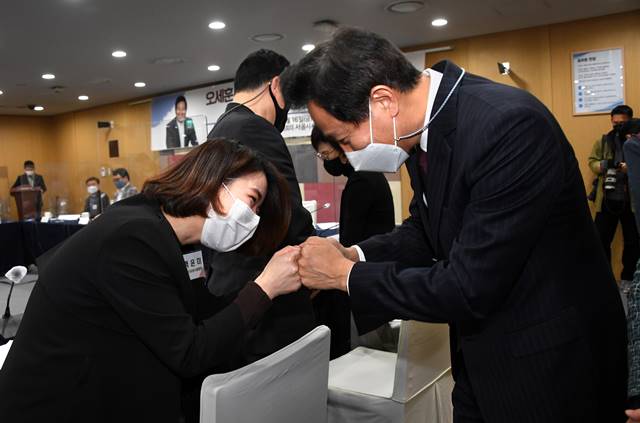 오세훈 서울시장이 사회복지직능단체장들과 만나 인사를 나누고 있다. /서울시 제공