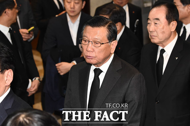 계열사 부당지원 의혹을 받는 박삼구 전 금호아시아나그룹 회장이 검찰에 출석해 장시간 조사를 받고 귀가했다./더팩트DB
