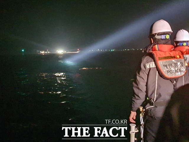 16일 밤 11시31분께 포항시 남구 양포항 입구에서 예인선이 침몰해 해경이 수색작업을 벌이고 있는 모습/포항해경 제공
