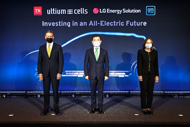 테네시주 빌 리 주지사(왼쪽부터)와 김종현 사장, GM 메리 바라 회장이 기념촬영을 하고 있다. /LG에너지솔루션 제공