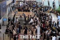  4차 대유행 닥쳤는데…'인파 쏟아지는 김포공항' [TF사진관]