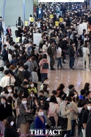  4차 대유행 앞두고 '붐비는 김포공항' [포토]