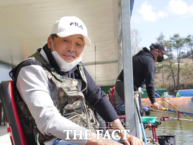 충남 부여의 낚시터 캠피그라운드를 찾은 이봉주 선수. /김다소미 기자