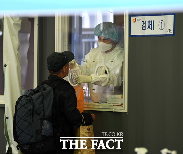 지난 9일 오후 서울 중구 서울역광장 코로나19 임시선별검사소에서 검사를 받기 위해 시민들이 줄을 서있다/더팩트 DB