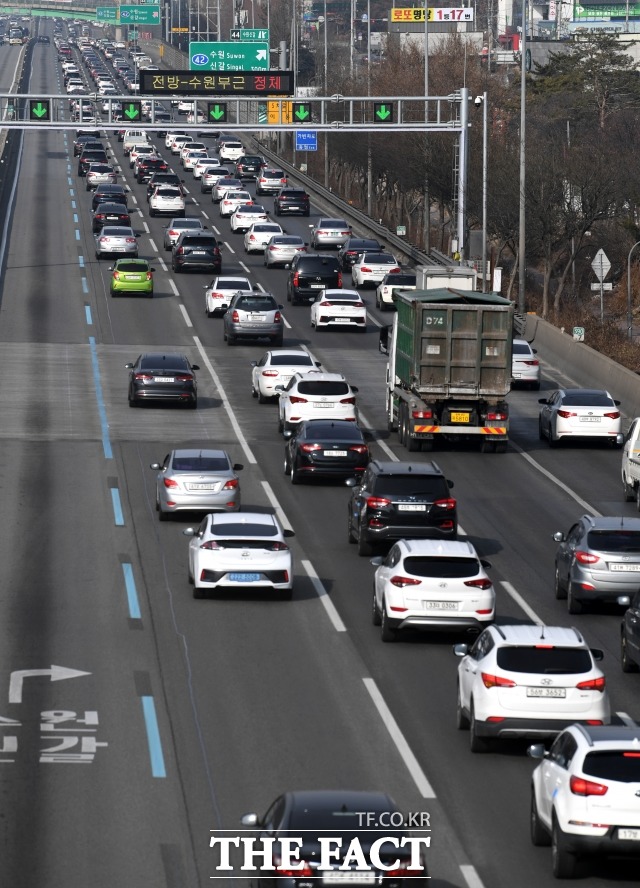 일요일인 오늘(18일)은 맑은 날씨로 교통량이 평소보다 다소 증가하겠다. 오후 들어 서울방향으로 혼잡하겠고 밤 11시가 넘어야 원활한 흐름을 보이겠다. /더팩트 DB