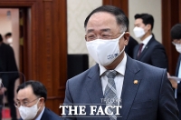  홍남기 '백신 접종, 4월까지 300만·상반기 1200만 명 목표'