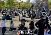  인파로 붐비는 한강공원 [포토]