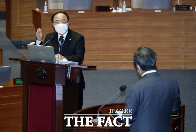홍남기 국무총리 직무대행이 19일 서울 여의도 국회 본회의장에서 열린 제386회 국회(임시회) 정치·외교·통일·안보 분야 대정부질문에 출석해 국민의힘 정진석 의원 질의에 답변하고 있다.