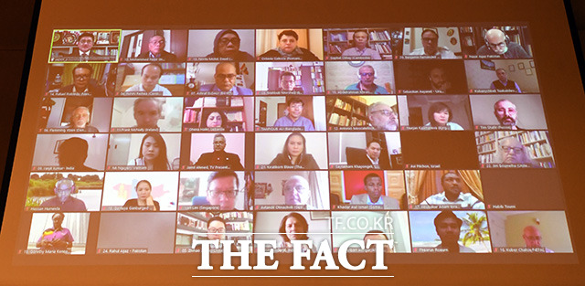 김동훈 한국기자협회장이 2021 세계기자대회에서 영상을 통해 개회사를 하고 있다.