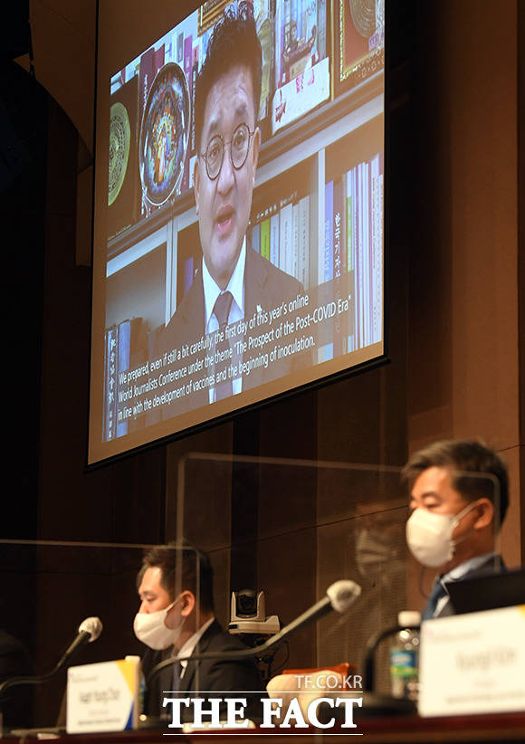 전세계 기자들과 인사하는 김동훈 한국기자협회장.