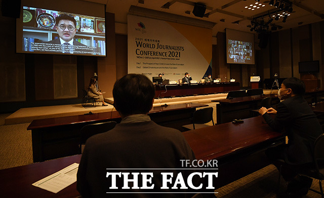 김동훈 한국기자협회장(왼쪽)이 19일 오후 서울 프레스센터 국제회의장에서 열린 2021 세계기자대회에서 영상을 통해 개회사를 하고 있다./임영무 기자