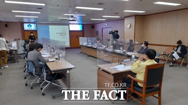 군산시는 19일 민선7기 공약사항으로 추진해 온 군산문화재단 설립 준비를 위한 첫걸음으로 군산문화재단 설립 타당성 검토 연구용역 착수보고회를 열고 과업목적, 검토용역 내용보고와 함께 관계자 토론의 시간을 가졌다. /군산시 제공