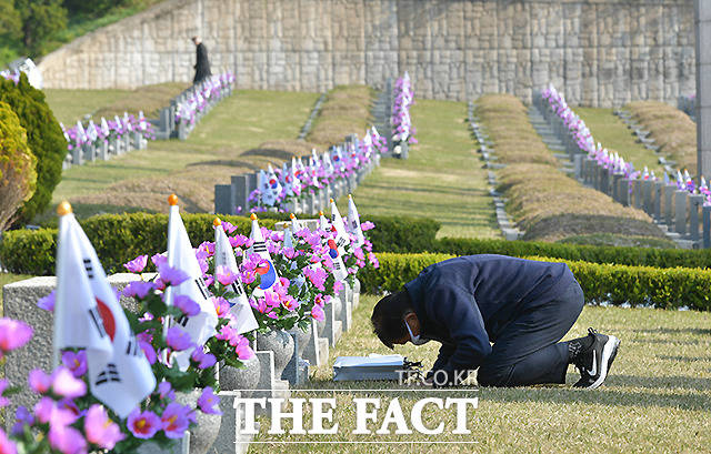제61주년 4.19 혁명을 맞은 19일 서울 강북구 국립 4.19민주묘지를 찾은 한 시민이 민주묘역에서 참배하고 있다. /국회사진취재단
