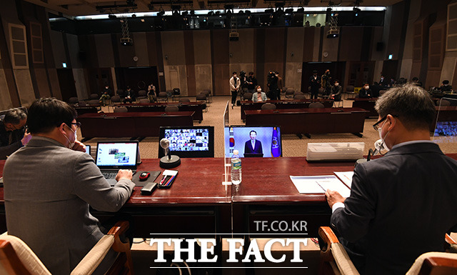 오프라인 참가자들이 정 전 총리의 축사를 경청하고 있다.