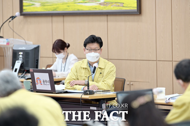 김정섭 공주시장이 19일 다양한 장애인 복지 향상 정책을 지시하고 있다. / 공주시 제공