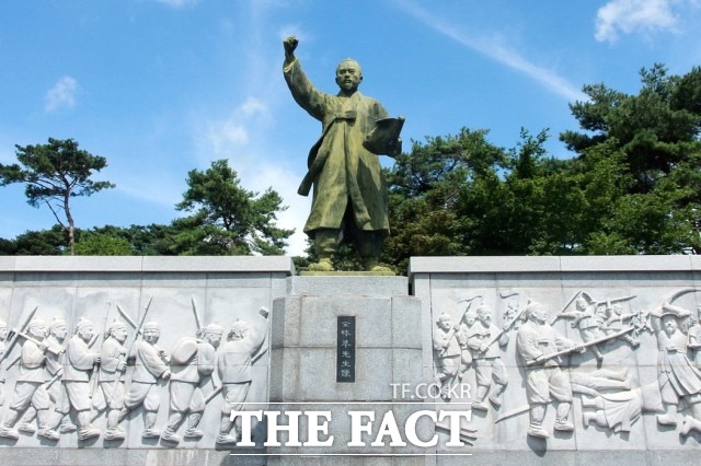 정읍시는 전봉준 장군 동상과 부조를 자유롭고 평등한 사회와 자주적인 국가 보전이 중심인 동학농민군의 시대정신을 보여주는 새로운 작품으로 교체할 계획이다. / 정읍시 제공