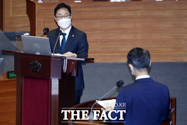 김영호 의원 질의 답변하는 박범계 법무부 장관.