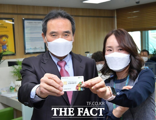 전북 순창군이 19일 체크카드 형식의 순창사랑카드를 출시하고 특별할인율 10%를 적용해 판매한다고 밝혔다. /순창군 제공