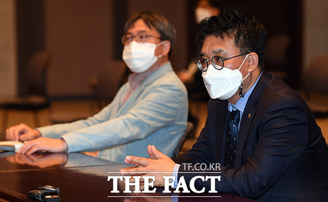 김동훈 한국기자협회장(오른쪽)이 19일 오후 서울 프레스센터 국제회의장에서 열린 2021 세계기자대회에 참석해 정세균 전 총리의 축사를 경청하고 있다.