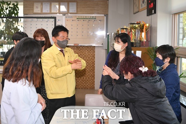 최충진 청주시의회 의장이 19일 청주시설관리공단 이동지원센터(청주해피콜)에서 직원들과 이야기를 나누고 있다. / 청주시의회 제공