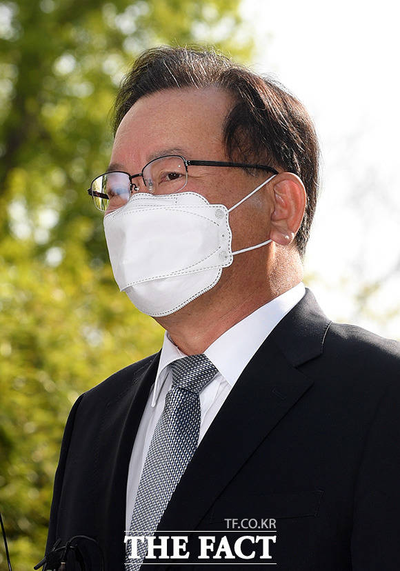 김부겸 국무총리 후보자가 19일 오전 인사청문준비 사무실이 마련된 서울 종로구 통의동 금융감독원 연수원으로 출근하고 있다./임영무 기자