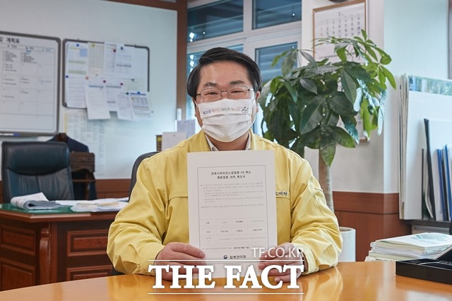 오세현 아산시장이 19일 코로나19 재확산에 따른 생활 속 방역수칙 준수를 당부하고 있다. 사진은 지난 2일 오 시장이 아스트라제네카 백신 접종 후 확인서를 들고 있는 모습. / 아산시 제공