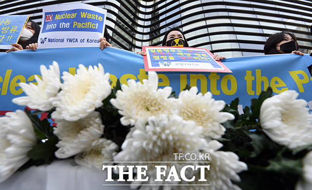 한국YWCA 연합회 회원들이 19일 오후 서울 종로구 일본대사관 앞에서 기자회견을 열고 후쿠시마 오염수 해양 방류 결정을 규탄하고 있다./임영무 기자