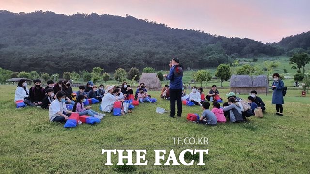 고창 고인돌유적에서는 오는 5월 8일 ‘고인돌! 자연의 색을 담고 치유의 숲이되다’를 시작으로 22일 ‘세계유산과 윤도가 함께하는 고인돌야행’ 등 각 프로그램이 11월까지 진행된다. /고창군 제공