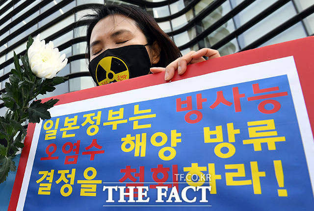 한국YWCA 연합회 회원들이 19일 오후 서울 종로구 일본 대사관 앞에서 기자회견을 열고 후쿠시마 오염수 해양 방류 결정을 규탄하고 있다./임영무 기자