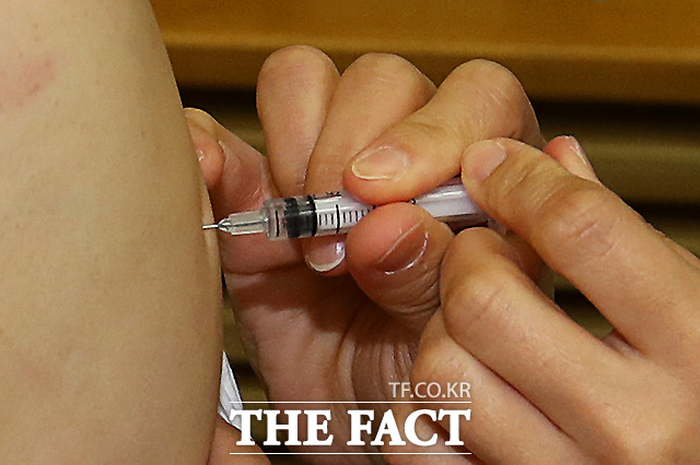 40대 간호조무사가 아스트라제네카(AZ) 백신을 접종한 뒤 사지마비 등의 부작용을 보여 입원치료를 받고 있는 것으로 19일 확인됐다. /더팩트DB