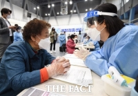  사회필수인력 접종 앞당긴다…'백신 수급 문제없어'